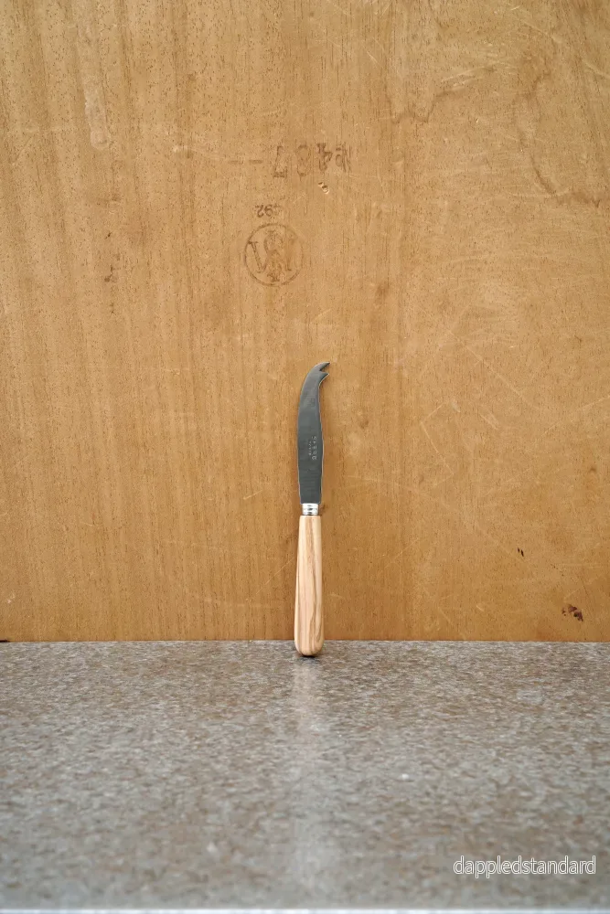 Dubbeltandad ostkniv, olivträ Dubbeltandad ostkniv, olivträ