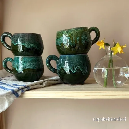 Handgjord mugg – grön med levande glasyr Handgjord mugg – grön med levande glasyr