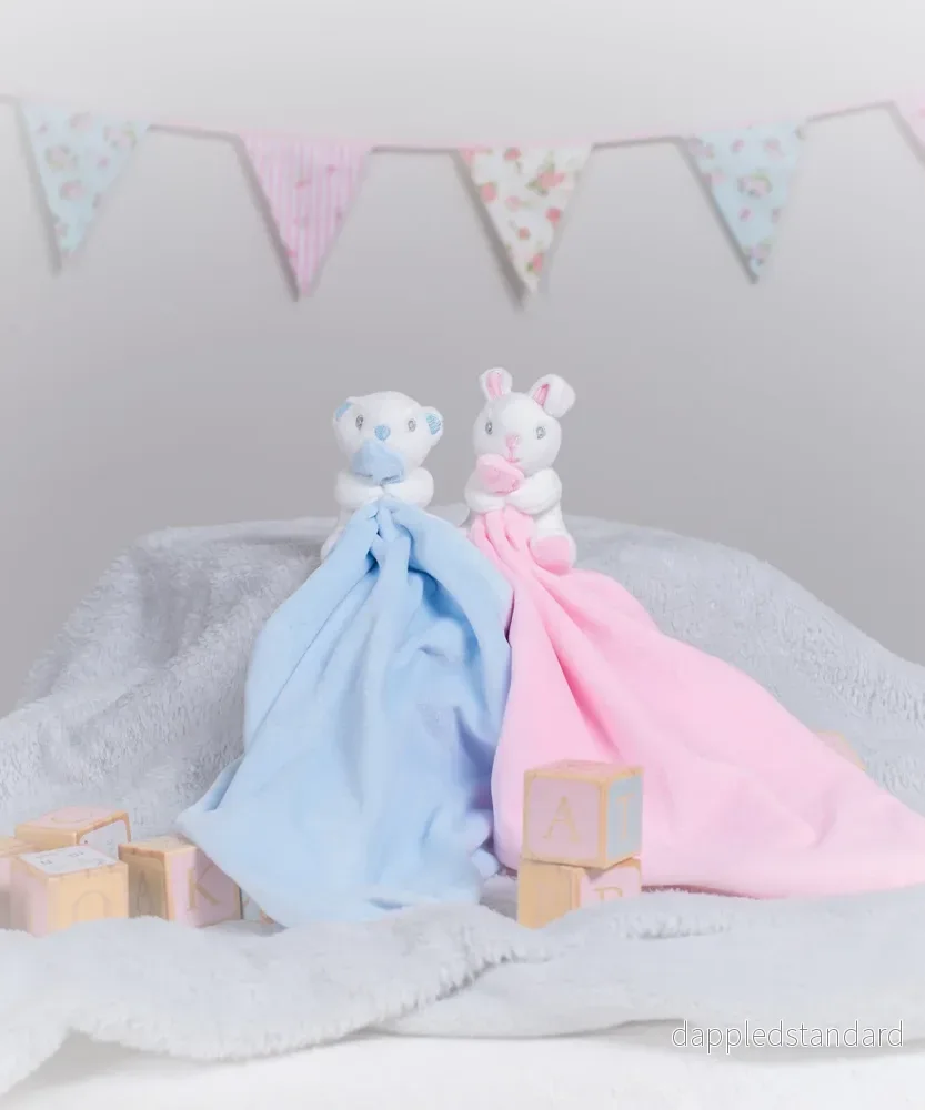 Snuttefilt med babydjur och skallra Snuttefilt med babydjur och skallra