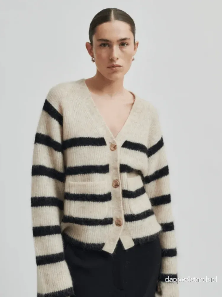 Beige – Svartrandig Second Female Ovalis Knit Cardigan Beige – Svartrandig Second Female Ovalis Knit Cardigan