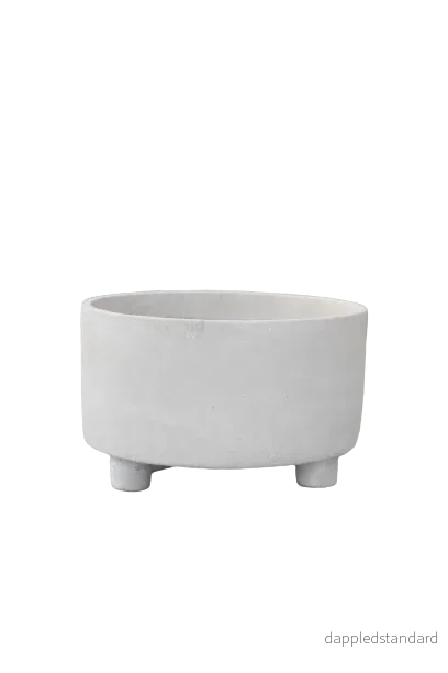Skål på tassar i cement