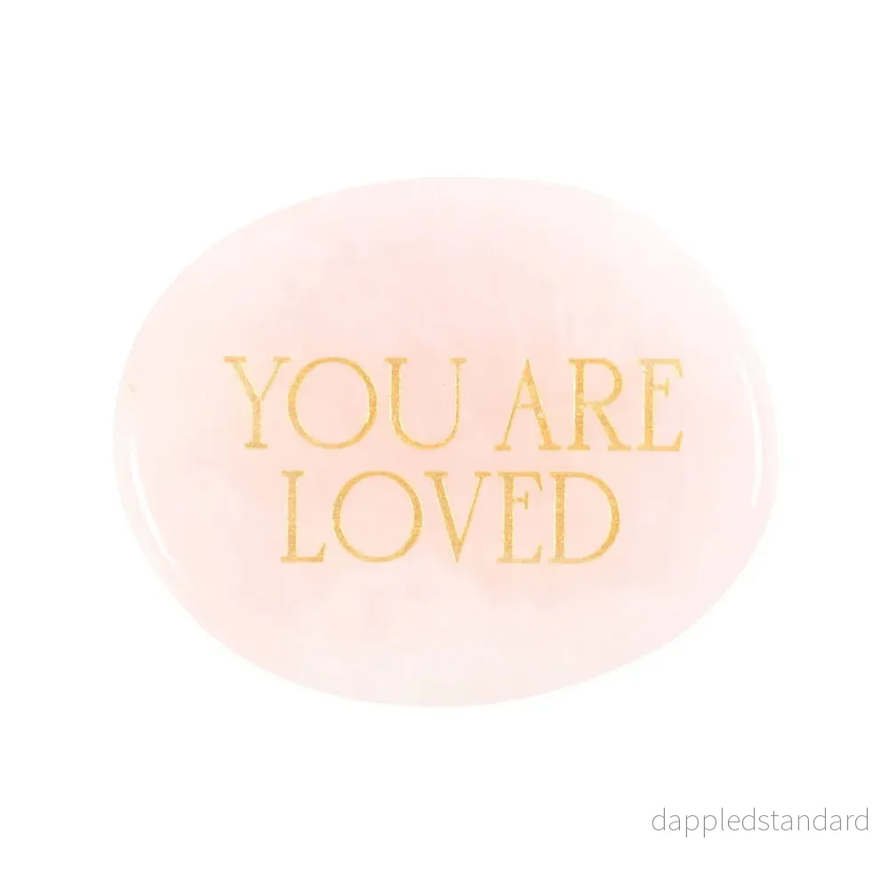Handsten i rosenkvarts med texten 'You Are Loved' - Bild 2