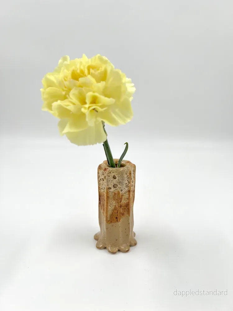 Blombruden minivas beige skum