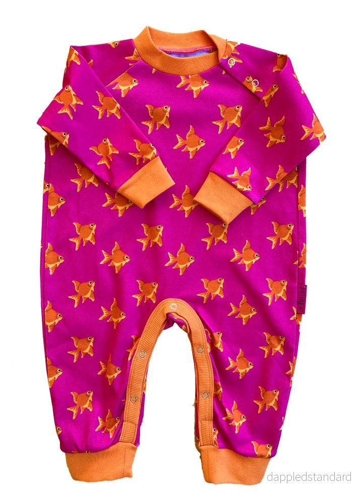JUMPSUIT ROSA FISKMÖNSTER JUMPSUIT ROSA FISKMÖNSTER