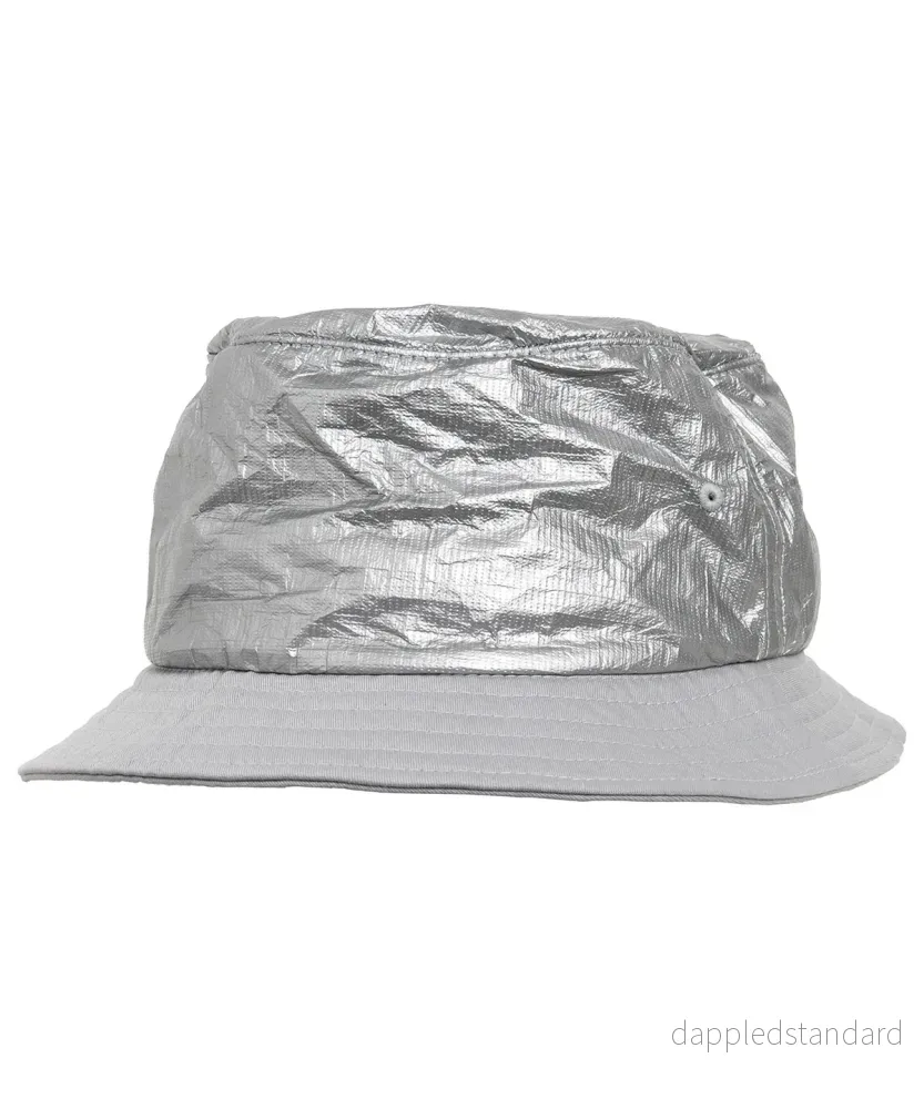 Hatt med bucket av skrynkligt papper
