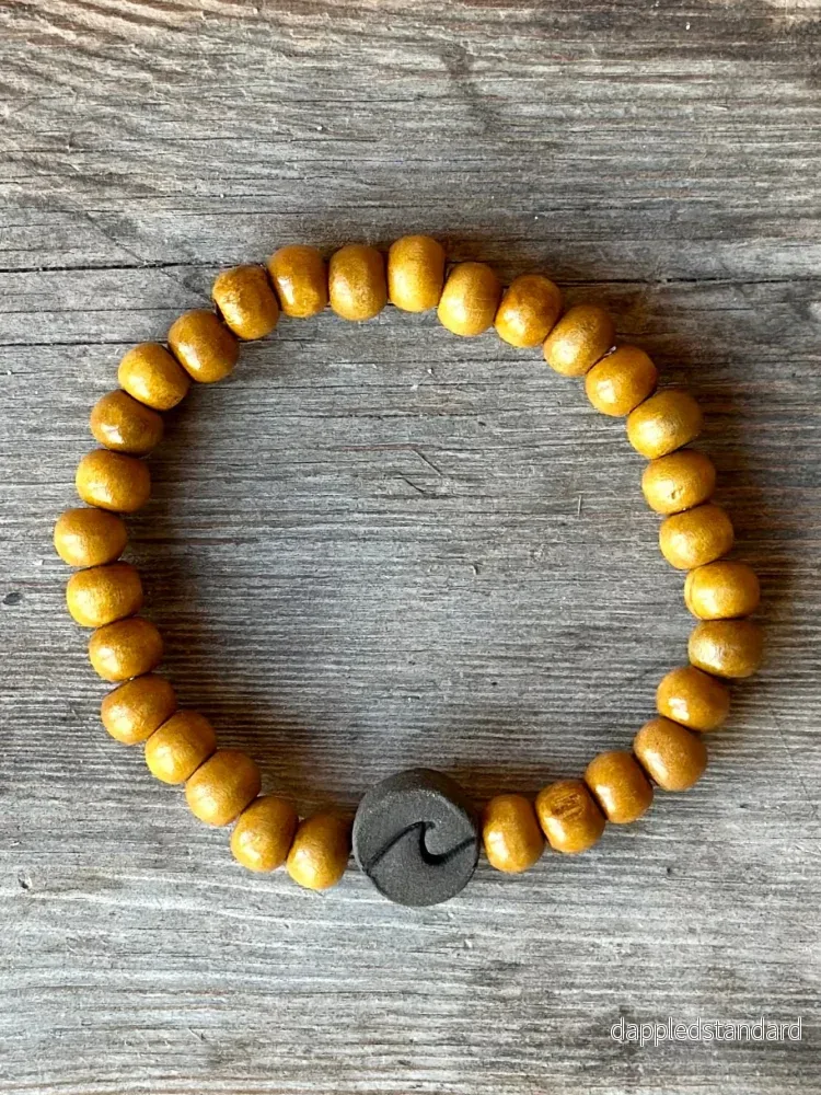 Armband ljusa träpärlor och keramik