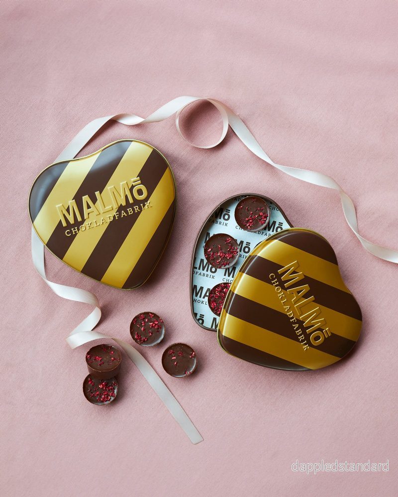 Malmö Chokladfabrik KÄRLEK PLÅTASK (BLÅBÄR & HALLON) 50% CHOKLADASK Malmö Chokladfabrik KÄRLEK PLÅTASK (BLÅBÄR & HALLON) 50% CHOKLADASK
