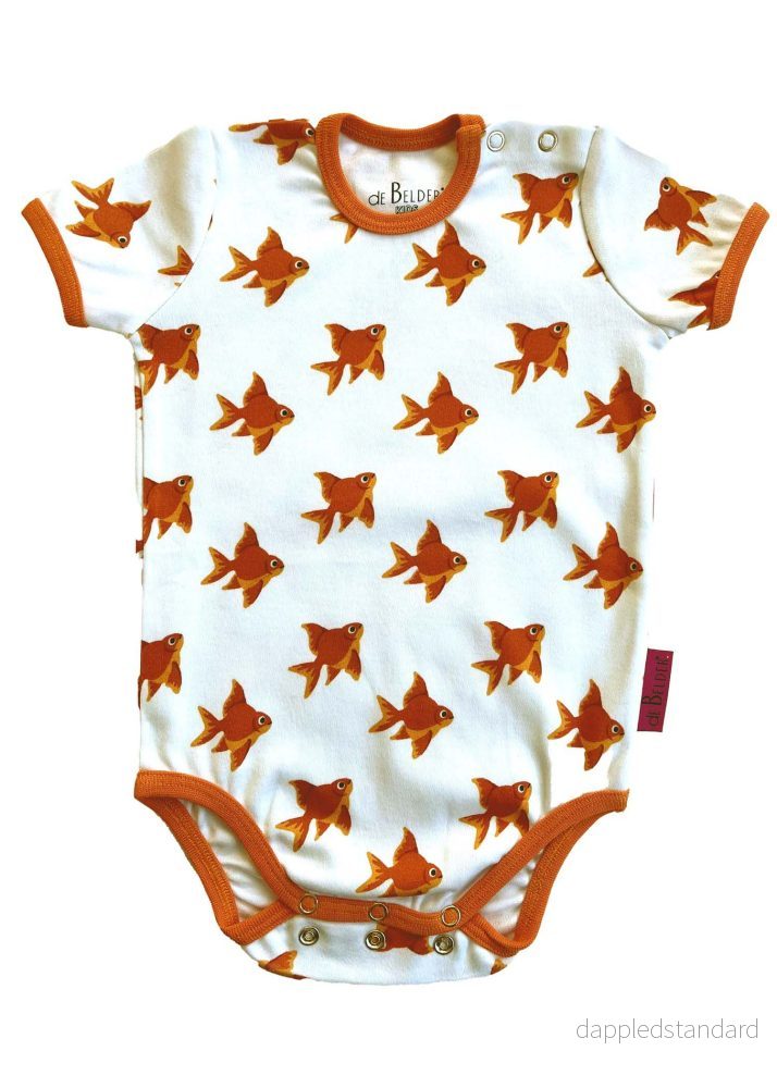 KORTÄRMAD BABY BODY VIT FISKMÖNSTER KORTÄRMAD BABY BODY VIT FISKMÖNSTER