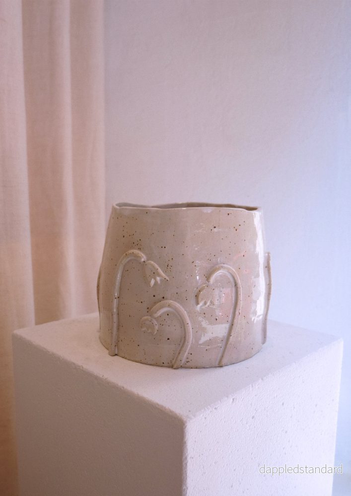 Ringlad kruka med handgjord relief Ringlad kruka med handgjord relief