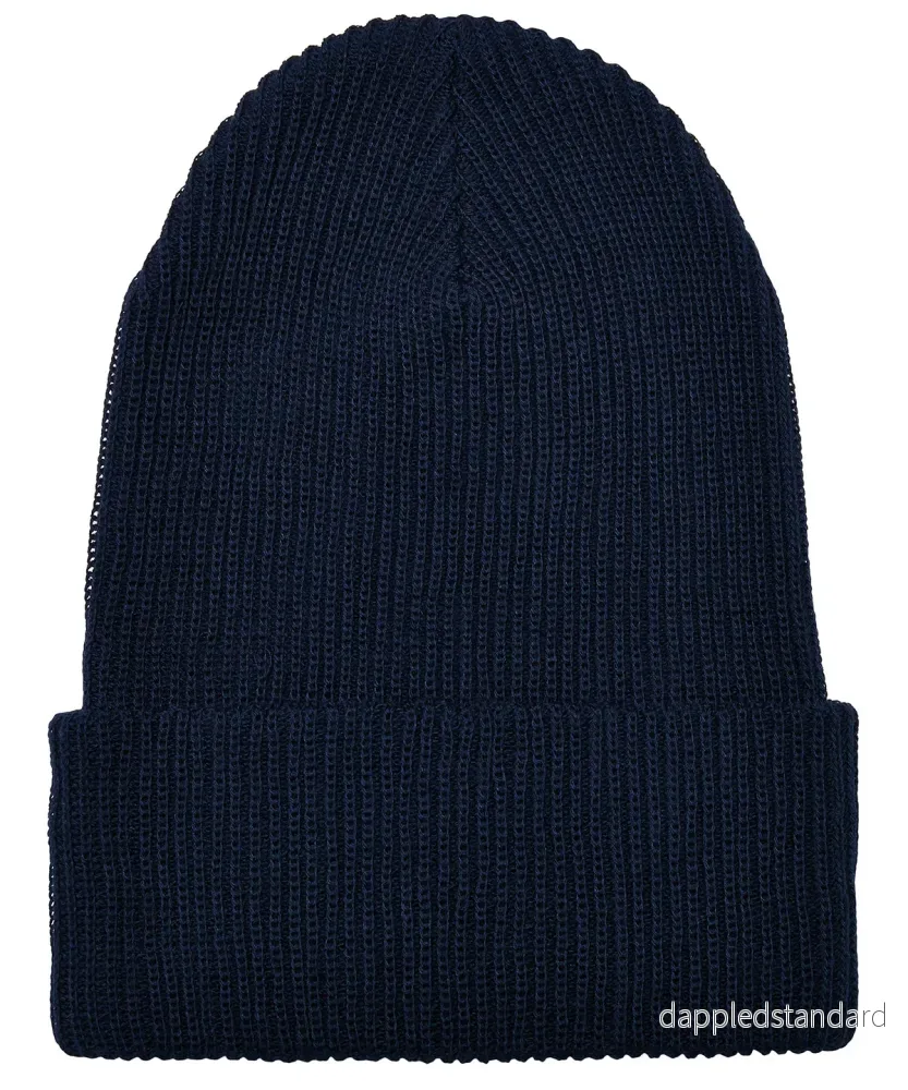 Ribbstickad mössa av återvunnet garn