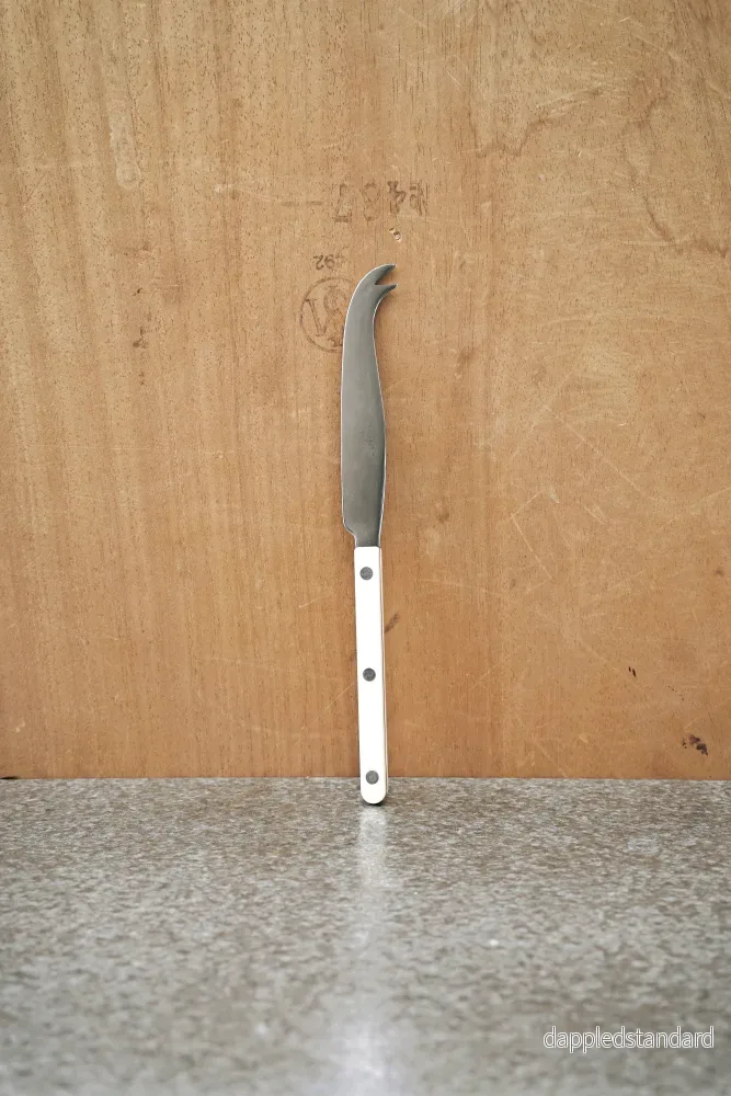 Dubbeltandad ostkniv, gräddvit Dubbeltandad ostkniv, gräddvit