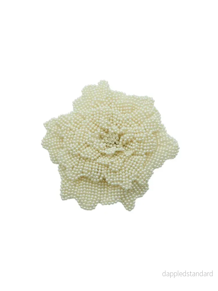 Krämfärgad Custommade Blomma Brosch Med Pärlor Krämfärgad Custommade Blomma Brosch Med Pärlor