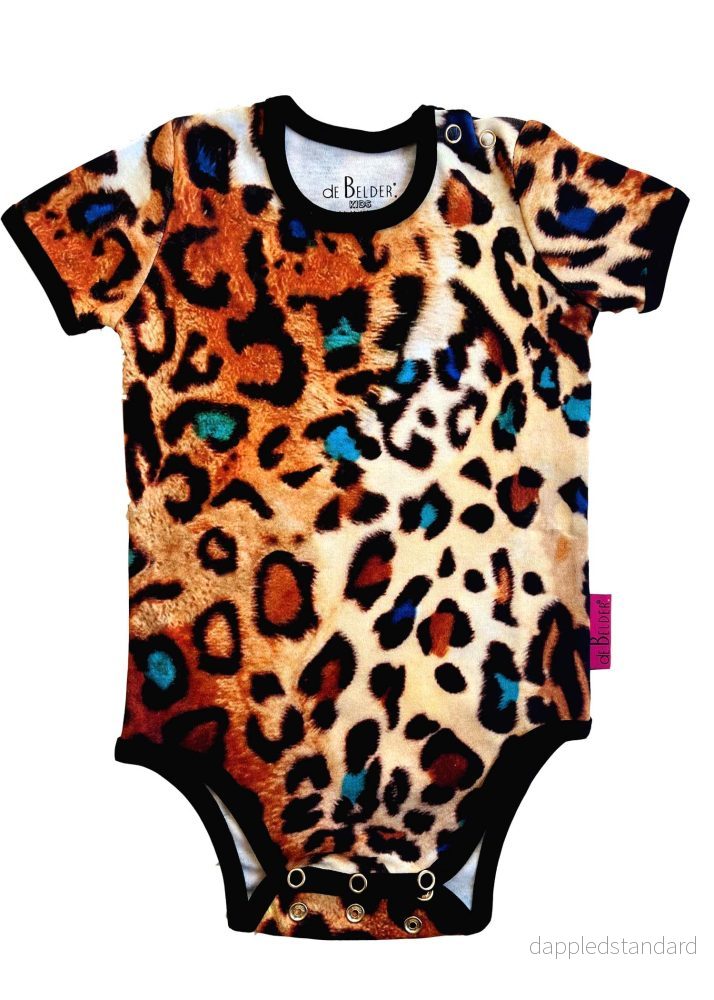 KORTÄRMAD LEOPARD VS TIGER BABY BODYSUIT KORTÄRMAD LEOPARD VS TIGER BABY BODYSUIT
