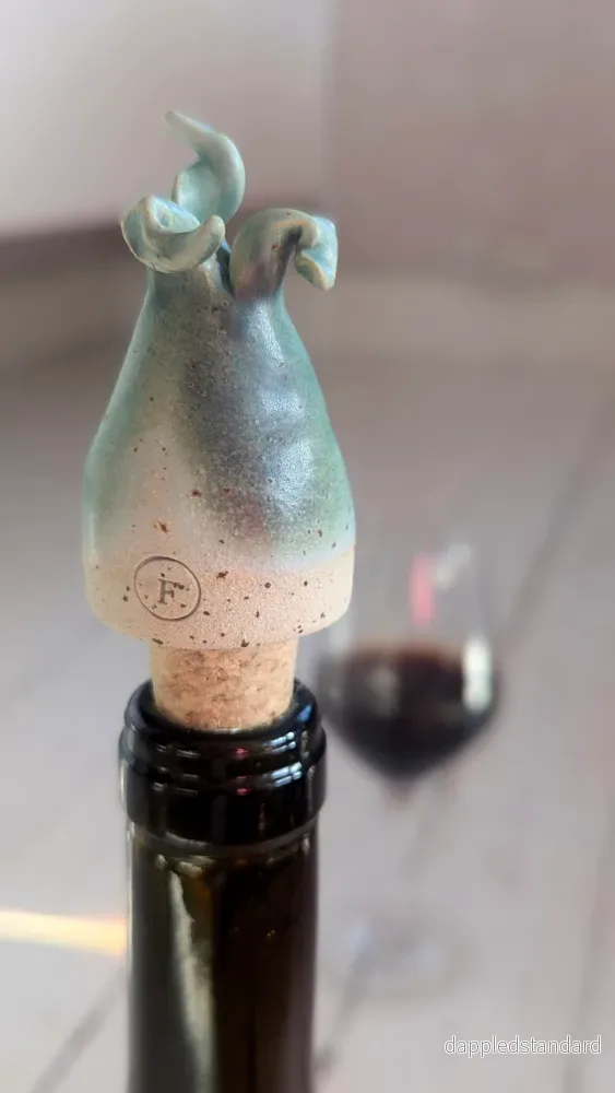 Rose hip corks in ceramics