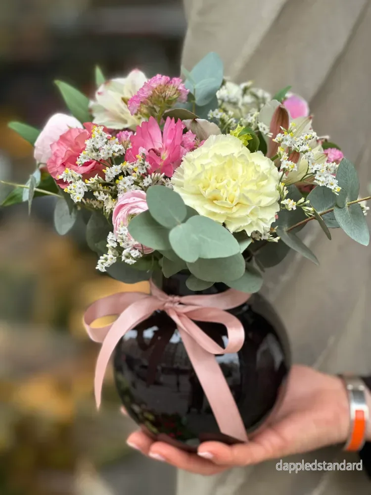 Petit bukett med vas: Blomsterfest i Miniatyr Petit bukett med vas: Blomsterfest i Miniatyr