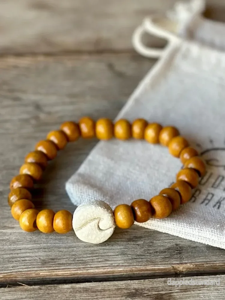 Armband ljusa träpärlor och keramik Armband ljusa träpärlor och keramik